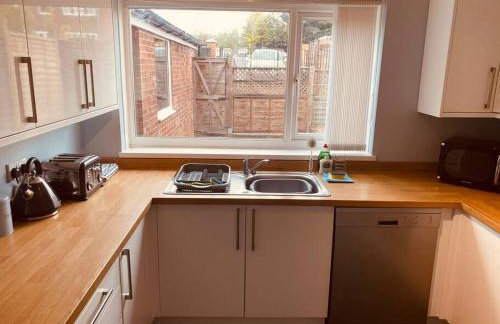 Comfy House with Parking for Multiple Vehicles - Foto 7