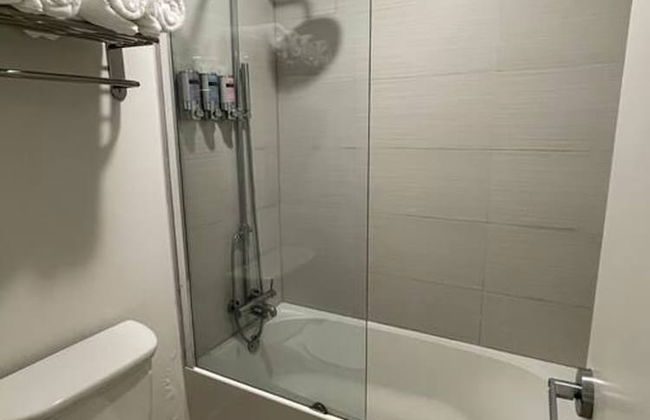 Newly Room in Cozy Hotel With Super Location Parks - Foto 12