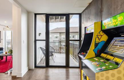 Dual Bachelor Pads w/ Rooftop Lounge & Games Sleeps 26 5 Min to Broadway - Foto 16