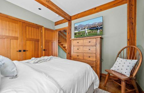 Walk to Village! Stunning timber chalet! Hot-Tub, Bonfire & more! - Foto 12