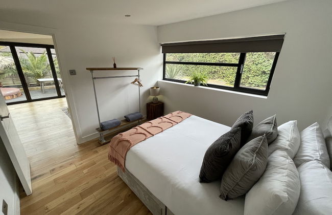 Maygrove Retreat - Sleeps 2 - Jacuzzi - Parking - Photo 2