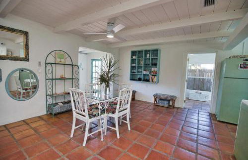 Pet Friendly & Firepit Minutes to Beach Sleeps 6 - Foto 13