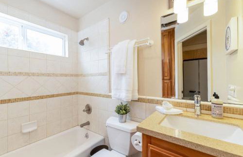 1 block to beach, Private Hot Tub, Fire Pit and BBQ - Foto 14