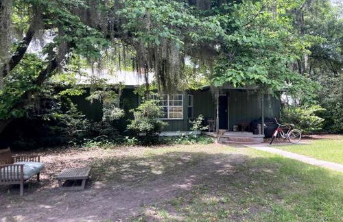 Tucked Away Newly Renovated 2 Bedroom/ 1 Bath Sleeps 8 - Photo 1