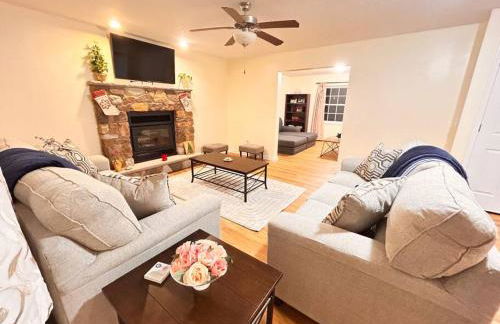 Modern 5 Bedroom Pocono house - Jacuzzi - Gameroom - Near Lake - Golf Couse - Foto 34