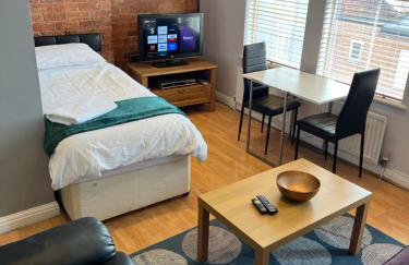 1 bedroom budget homely apartment, with free private parking and long term deals available - Foto 1