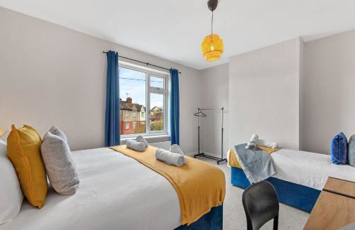 Whitehill - 3-Bed Home from Home, Sleeps 7, Great for Groups & Workers, FREE Parking & Netflix - Hosted by Stay Host Save - Photo 11