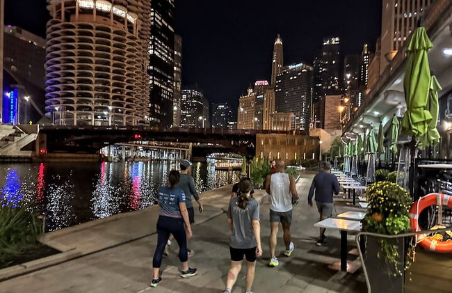 Chicago River Yoga Walk Tour - Foto 11