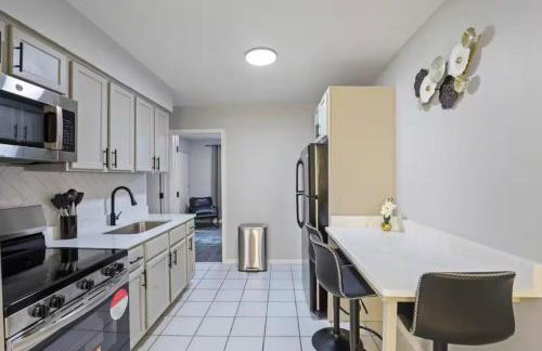 Convenient Mid and Extended Stay Near Airport - Foto 25