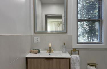 Stylish 3BR Revere Home Sleeps 8 Near Boston, Revere Beach and Airport - Foto 20