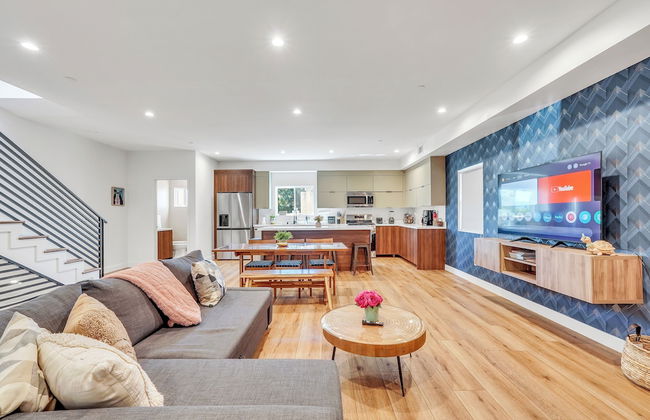 Luxurious Townhome - Photo 25