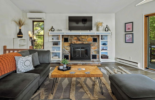 Lake It Right by Avantstay Lakefront w/ Dock, Hot Tub, Fire Pit & Game Room - Photo 6