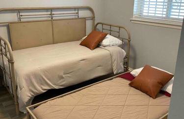 Comfy, contemporary quiet retreat vacation home with views - Foto 33