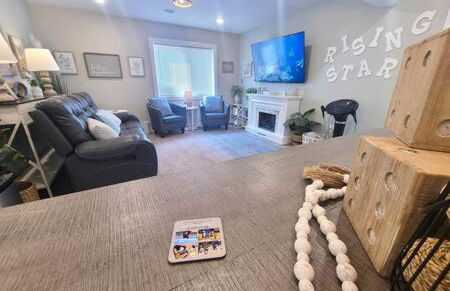 Stunning Lake Home w arcade and huge deck - Foto 48