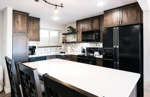 Quiet Creekside Walk to Downtown - Foto 7