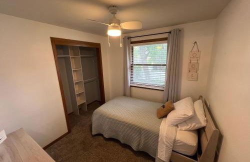 Curly's Quarters (4 Bedroom Home) w/ Lambeau view - Foto 17