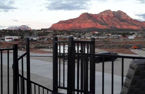 Access Zion & Bryce! Tiny Home with Rooftop Deck and Hot Tub - Foto 16