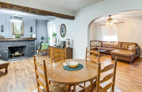 Updated and Charming! Waterloo Home with Patio - Foto 8