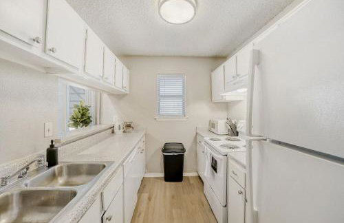 Modern City Getaway 2B - Sleeps 6 - Pool, Prkg - Foto 20