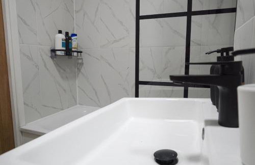 Abbey Road 4 Bed Home - Garden, Parking, Sleeps 11 - Foto 12