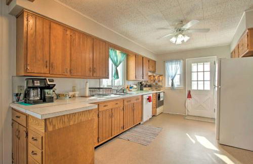 Cozy Postville Retreat with Fireplaces and Yard! - Foto 10