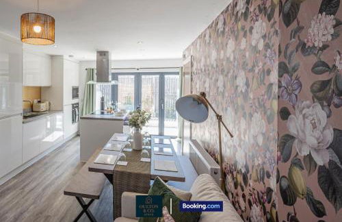 Luxury Retreat For 10 Short Lets & Serviced Accommodation Manchester with Hot Tub and Spacious Garden - Foto 19