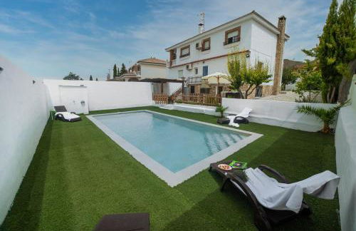 Magnificent villa: 2 private pools, BBQ, garden & parking. 13 per. In Padul - Foto 1