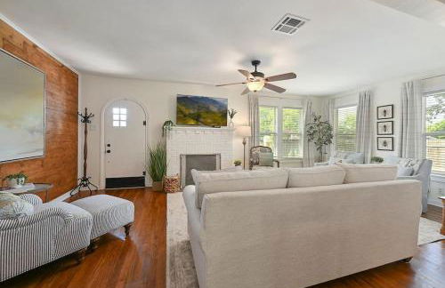 Whimsical Bluebird Cottage Hot Tub Patio Pet Friendly Central Location - Foto 3