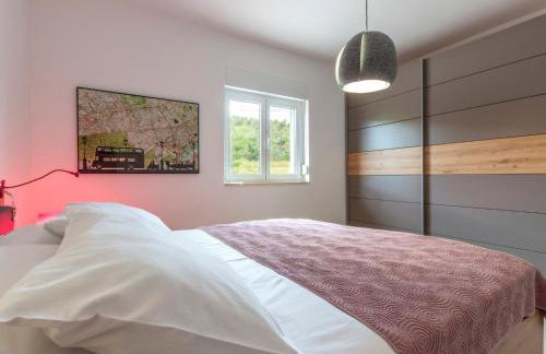 Serene Rural Villa with Pool, Sun Deck, and Children's Play Area - Five Bedroom Villa - Foto 45