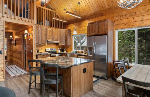 Alpine Retreat at Snoqualmie Pass- 5-Min to Slopes, Private Creek, BBQ, Fireplace, Smart TVs, Kids Games, Hi-Speed Wi-Fi - Foto 3