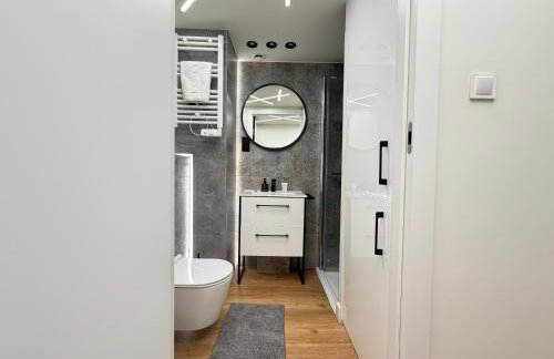 Wrocław Airport Studio with Mezzanine by BookingHost - Foto 17