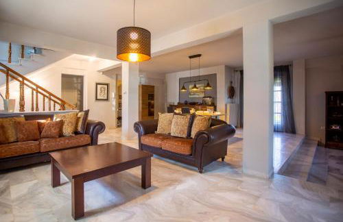 Τraditional fully detached villa on a luxurious hillock of Thessaloniki with its own garden also for family & wedding gatherings for 10 to 25 people only 15 minutes from airport - Foto 21