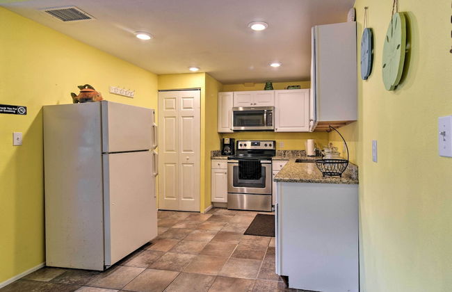 Updated Condo Near Beach: Ideal Walkable Location - Foto 12