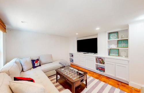 Classic coastal home with game room & private hot tub - walk to beaches - Foto 7