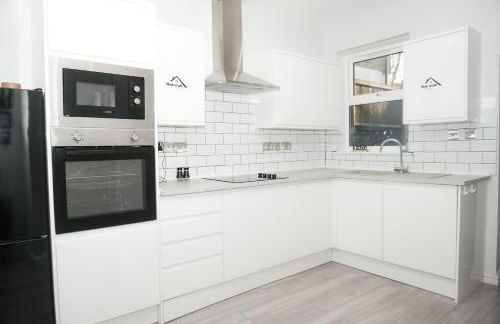 Luxury 3-Bedroom Home , with Free parking - Photo 9