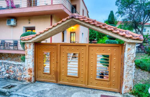 Four lakes luxury suites - Photo 2