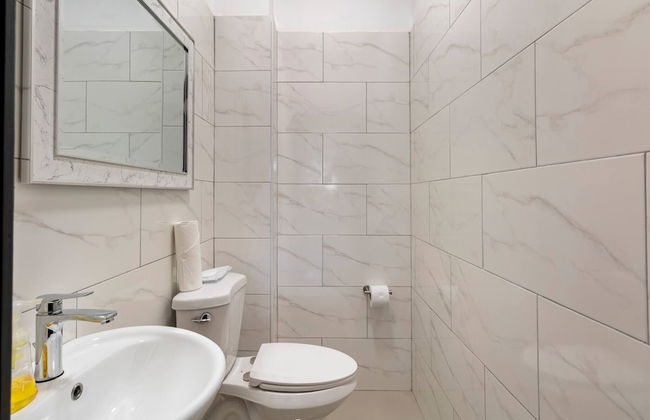 Luxury Living Modern & Contemporary Home With Brand New Pool in Manor Park - Foto 34