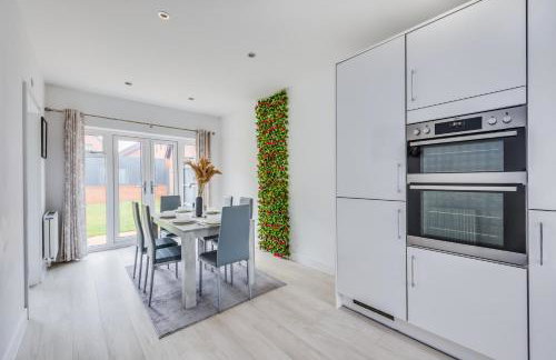 Detached 4 Bedroom 2 Bathroom House - Driveway Parking, Fast WiFi and Smart TV by Yoko Property - Foto 26