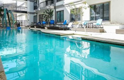 Boulevard Stays Walk to Downtown 1BR SoCo Pool Parking Gym 01 - Foto 26