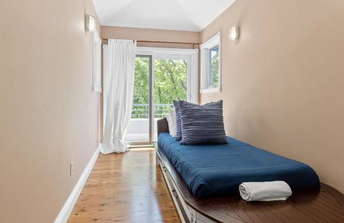 Experience luxury at Lakefront Villa - Foto 23