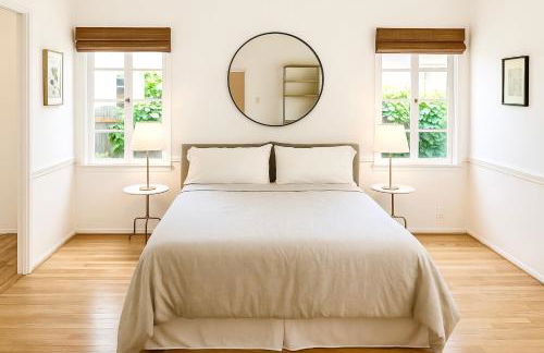 Enchanting Hollywood Hills Oasis with Tree-Top Views, Serene Outdoor Living Room, Zen Garden, Free Attached Garage, Sleeps 6, in LA's Most Desirable, Central, Serene Canyon Neighborhood, and Only 2 Minutes to Hollywood Boulevard - Foto 12