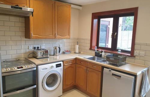 London Luxury 6 Bedroom Family House Sleeps 12 people Parking for 4 Cars Close to tube. - Foto 34