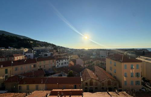 Dernier étage coeur Menton, vue mer parking privé - Photo 13