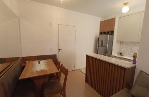 Apartamento aconchegante com excelente localização e piscina - Foto 4