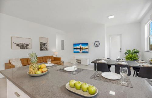 Up to 12 Guests! Modern villa near Wynwood - Photo 2