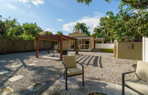 Cozy bungalow with Luxe Yard, Firepit, Pergola Area - Foto 8