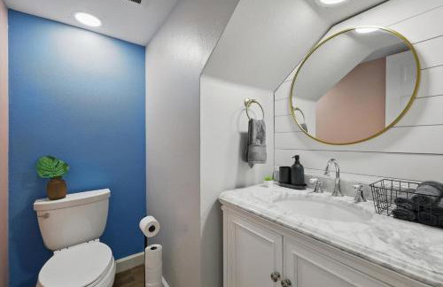 5BR w Pool, Golf Simulator, Game Room & EV Charger - Foto 34