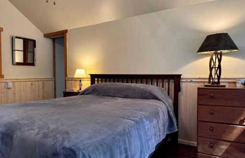 Cozy Rustic Cabin with Riverside Patio on the Pecos River – Pecos, New Mexico - Foto 3