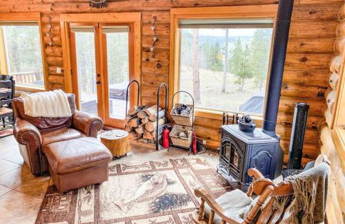 Secluded Log Cabin with Views & Hot Tub, Foosball, Wood Stove - Heavenly Homestead - Foto 39