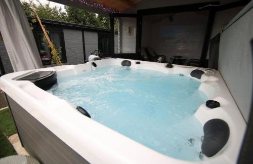 Sunset Retreat Cabin, Private Hot Tub with Mini Cinema Projector & Garden views - Foto 64